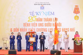 Bệnh viện Ung Bướu Hà Nội đón nhận Huân chương Lao động hạng Nhì