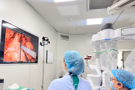 Nam bệnh nhân 48 tuổi được mổ ung thư thận bằng robot