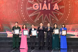 Chủ tịch nước, Chủ tịch Quốc hội trao giải A cho các tác giả đoạt giải Diên Hồng lần thứ nhất 