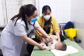 Thời tiết chuyển mùa, trẻ em nhập viện vì bệnh đường hô hấp tăng cao