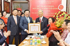 Bí thư Thành ủy Hà Nội trao Huy hiệu 75 năm tuổi Đảng cho hai đảng viên lão thành