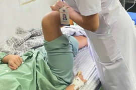 Ba ngày hít 15 quả bóng cười, nữ sinh 16 tuổi bị liệt hai chân