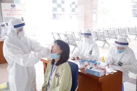 Bị chấn chỉnh, Bộ Y tế yêu cầu miễn phí xét nghiệm Covid-19 cho người bệnh đến bệnh viện công