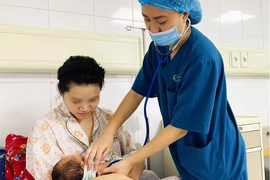 Ba người trong một gia đình, gồm thai phụ 23 tuổi ngộ độc nguy kịch nghi do ăn món trứng cò