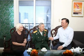 Bí thư Thành ủy Hà Nội Đinh Tiến Dũng thăm hỏi, tặng quà Anh hùng La Văn Cầu