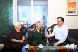 Bí thư Thành ủy Hà Nội Đinh Tiến Dũng thăm hỏi, tặng quà Anh hùng La Văn Cầu