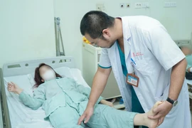 Cô gái trẻ mắc bệnh “xương hóa đá” cực hiếm gặp