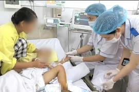 Đắp thuốc nam vào vết thương do mèo cào, bé trai 4 tuổi nhiễm khuẩn nguy kịch