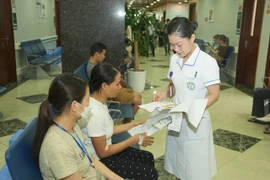 Gần 300 người đến khám bệnh tối tại Bệnh viện Bạch Mai trong ngày đầu triển khai