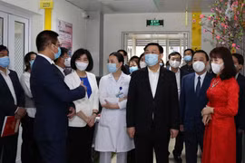 Bí thư Thành ủy Hà Nội kiểm tra phòng Covid-19 tại Bệnh viện Thanh Nhàn và chúc mừng các y, bác sĩ