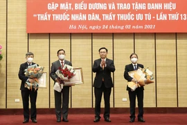 Ba lãnh đạo Sở Y tế Hà Nội được trao tặng danh hiệu Thầy thuốc Nhân dân