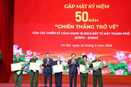 Hà Nội kỷ niệm 50 năm ''Chiến thắng trở về'', gặp mặt 552 chiến sĩ cách mạng bị địch bắt tù đày