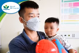 Bé trai 3 tuổi bị nhốt vào tủ cấp đông được ra viện, vẫn còn kích thích, lo sợ