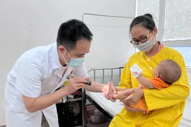 Bệnh tay chân miệng tăng, Việt Nam vừa nhập 6.000 chai thuốc đặc trị