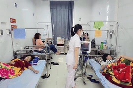 13 học sinh THCS ở Thanh Oai nhập viện do uống nước ngọt phát miễn phí ở cổng trường