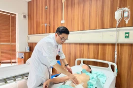 Người đàn ông 45 tuổi bị que tăm đâm thủng ruột do thói quen ngậm tăm