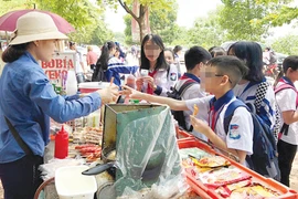 Hà Nội ra quân kiểm tra an toàn thực phẩm trường học, quyết “đẩy lùi” gánh hàng rong