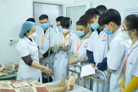 Kiến nghị nâng lương khởi điểm của bác sĩ lên 2,67%, tức hưởng luôn từ bậc 2