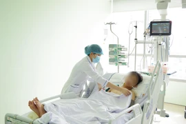 Áo mưa cuốn vào bánh xe máy, nam thanh niên ngã dập não, dập phổi nguy kịch