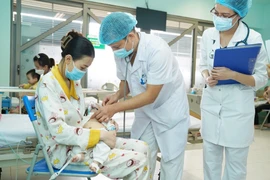 Số trẻ viêm họng, viêm kết mạc... do nhiễm virus Andenovirus tăng vọt, 6 ca tử vong