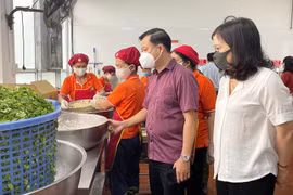 Các đoàn kiểm tra an toàn thực phẩm của Hà Nội dồn dập ra quân, siết bếp ăn trường học