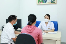 Một cặp vợ chồng vô sinh 18 năm được hỗ trợ thụ tinh ống nghiệm miễn phí