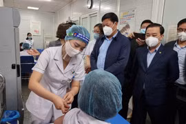 Gần 7.000 người Hà Nội đã tiêm vaccine Covid-19, 12 ca phản ứng nặng, 1 ca nghiêm trọng