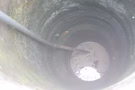 Ba người bị ngạt khí khi trèo xuống giếng sâu, một người tử vong