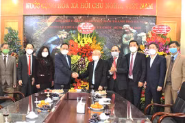 Lãnh đạo Thành ủy Hà Nội mong bà con giáo dân đồng hành chống dịch trong dịp Giáng sinh