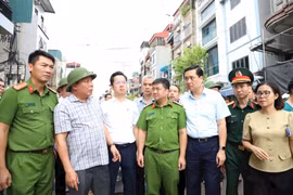 Phó Bí thư Thành ủy Hà Nội kiểm tra khu vực nước lũ dâng cao ngoài đê quận Hoàn Kiếm