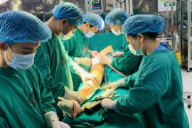 Mổ kết hợp ghép xương và chỉnh trục xương cho bệnh nhân đã phẫu thuật 6 tháng trước