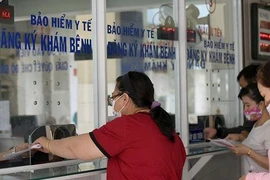 Khi đi khám bệnh cần mang Căn cước công dân gắn chíp hay Thẻ Bảo hiểm y tế?