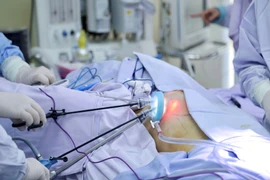 Lần đầu tiên nội soi 1 lỗ cắt tuyến vú điều trị ung thư kết hợp tạo hình thẩm mỹ ngực