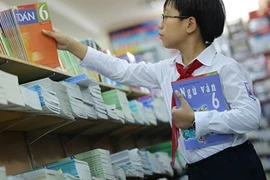 Chính phủ yêu cầu giảm giá sách giáo khoa, tuyển dụng đủ biên chế giáo viên