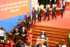 Đại biểu dự đại hội Đảng bộ thành phố Hà Nội ủng hộ đồng bào miền Trung