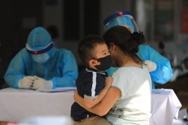 Ba cháu bé từ 1-5 tuổi cùng 5 người về từ nước ngoài dương tính với SARS-CoV-2