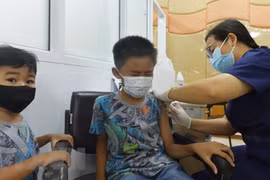 Còn 40 ngày nữa phải hoàn thành tiêm vaccine Covid-19 cho trẻ 5-12 tuổi, tiến độ đang rất chậm