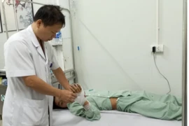 Mua pháo trên mạng về tự chế, bé trai 14 tuổi ở Hà Nội phải nhập viện