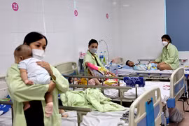 Hà Nội: Trẻ nhỏ nhập viện tăng cao do thời tiết thất thường, bác sĩ khuyến cáo cách phòng bệnh