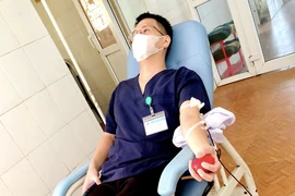 Sản phụ nguy kịch sau sinh được Giám đốc bệnh viện cùng nhiều cán bộ huyện hiến máu