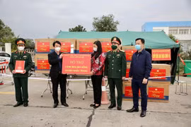 Hà Nội trao tặng Hải Dương 2 tỷ đồng và 50.000 khẩu trang y tế hỗ trợ chống dịch Covid-19