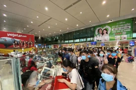 Ca Covid-19 ở Tân Sơn Nhất là nhân viên bốc xếp hành lý, sân bay vẫn hoạt động bình thường