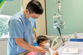 Bé trai 7 tuổi bị vỡ khí quản, nguy kịch tính mạng do ngã đập ngực vào kệ tivi