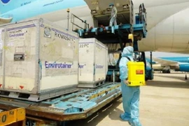 Hơn 117.000 liều vaccine Covid-19 đầu tiên đã về đến Việt Nam, chiều nay họp khẩn kiểm định chất lượng