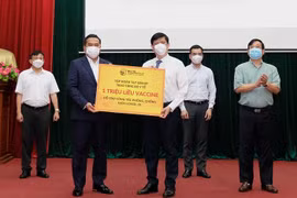 Bộ Y tế tiếp nhận hỗ trợ 125 tỷ đồng, 1 triệu USD và 1 triệu liều vaccine Covid-19