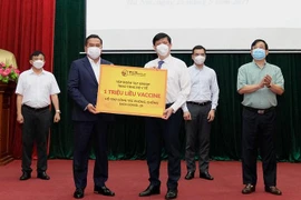 Bộ Y tế tiếp nhận hỗ trợ 125 tỷ đồng, 1 triệu USD và 1 triệu liều vaccine Covid-19