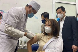 Thứ trưởng Đỗ Xuân Tuyên trực tiếp tiêm mũi vaccine Covid-19 cho một nhân viên y tế ở Hải Dương