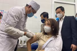 Thứ trưởng Đỗ Xuân Tuyên trực tiếp tiêm mũi vaccine Covid-19 cho một nhân viên y tế ở Hải Dương