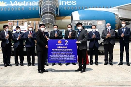 Quốc hội bàn giao 200.000 liều vaccine AZ và hàng hoá trị giá nghìn tỷ đồng được châu Âu ủng hộ