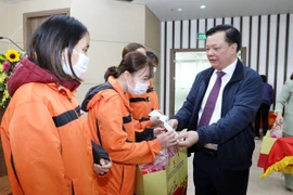 Bí thư Thành ủy Hà Nội thăm, tặng quà hộ nghèo và công nhân tỉnh Ninh Bình